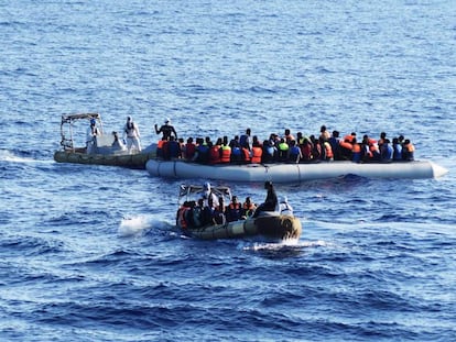 Operaci&oacute;n de rescate, el 30 de agosto, junto cerca de la costa de Libia. 