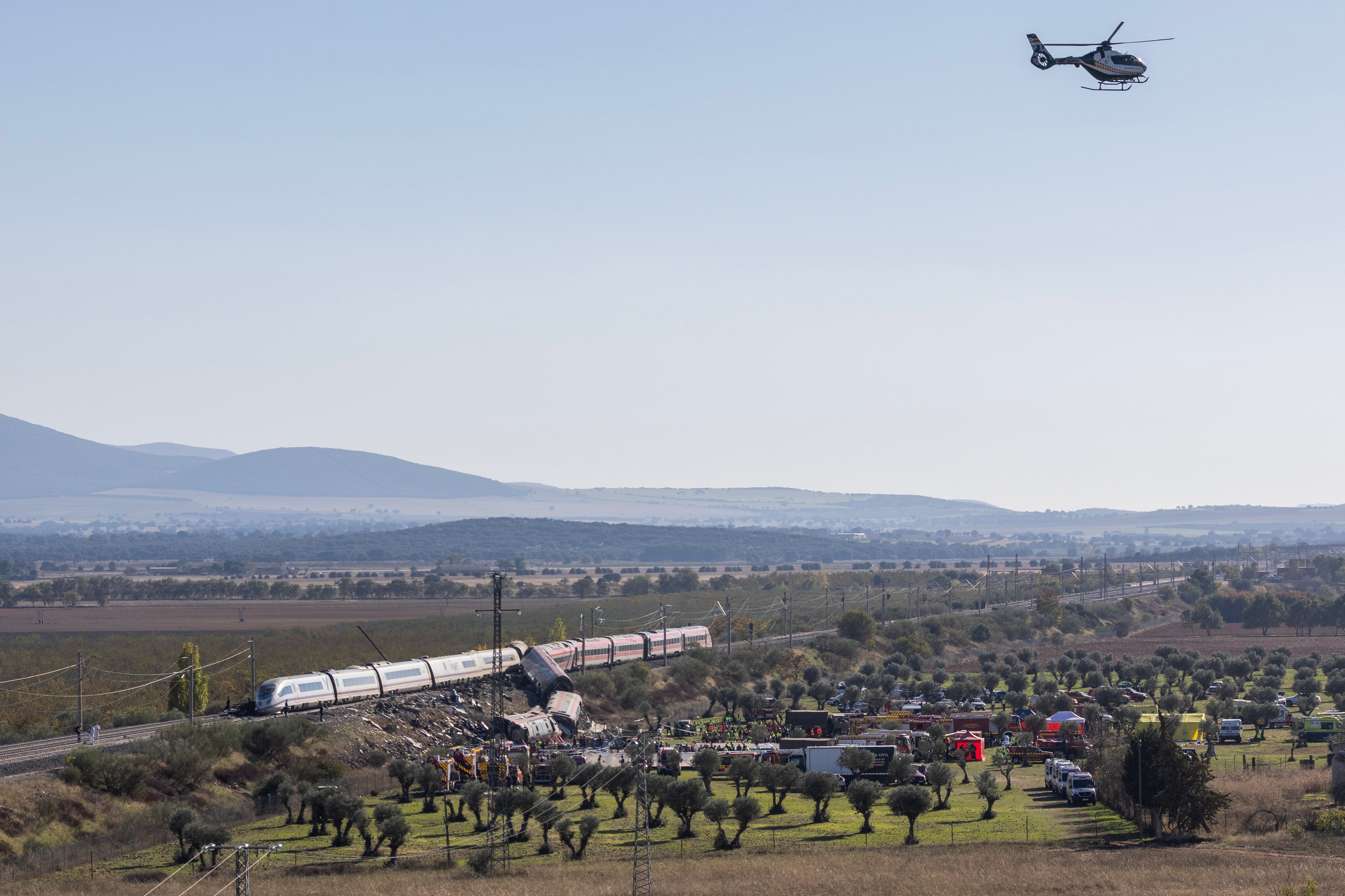 Un helicóptero sobrevolaba este miércoles la zona en la que habían chocado dos trenes de alta velocidad, en Urda (Toledo).