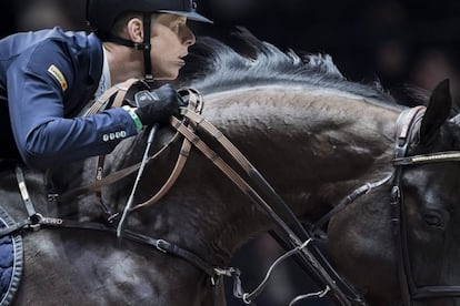 El jinete Max Kuehner y su caballo Cornet Kalua realizan una salto durante la Copa Mundial FEI, celebrada en Zurich (Suiza), el 29 de enero.