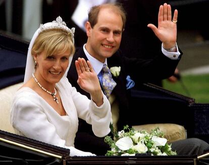 Boda del Príncipe Eduardo de Inglaterra con Sophie Rhys-Jones. Los recién casados saludan al público congregado durante su paseo en coche de caballos, tras la ceremonia celebrada en la capilla de San Jorge del Castillo de Windsor, el 19 de junio de 1999.