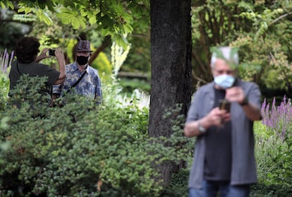 Visitantes del Real Jardín Botánico de Madrid tras su reapertura el pasado martes.