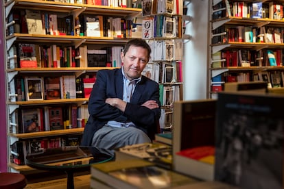 El escritor Ignacio Martínez de Pisón, en una librería de Madrid.