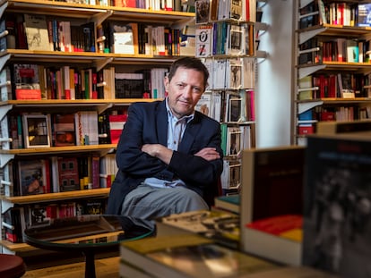 El escritor Ignacio Martínez de Pisón, en una librería de Madrid.