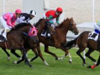  Varios jinetes durante la primera carrera de caballos disputada hoy en el Hip&oacute;dromo de la Zarzuela, en Madrid. 