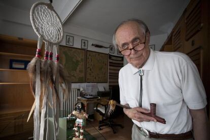 Edward Frangler, escritor antropólogo especializado en la etnohistoria de las culturas indígenas del Suroeste de los Estados Unidos en su casa de Barcelona