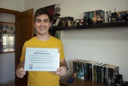 Miguel Gallador Muñoz posa con el diploma que le ha entregado su instituto.