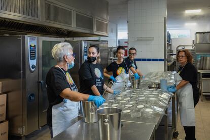  Un grupo de voluntarias esperan la llegada de la comida caliente para meterla en 'tuppers' y que salga en pocos minutos al reparto en la calle.