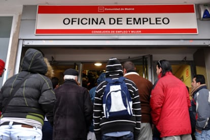 Varios parados hacen cola para entrar en una oficina de empleo de la Comunidad de Madrid.