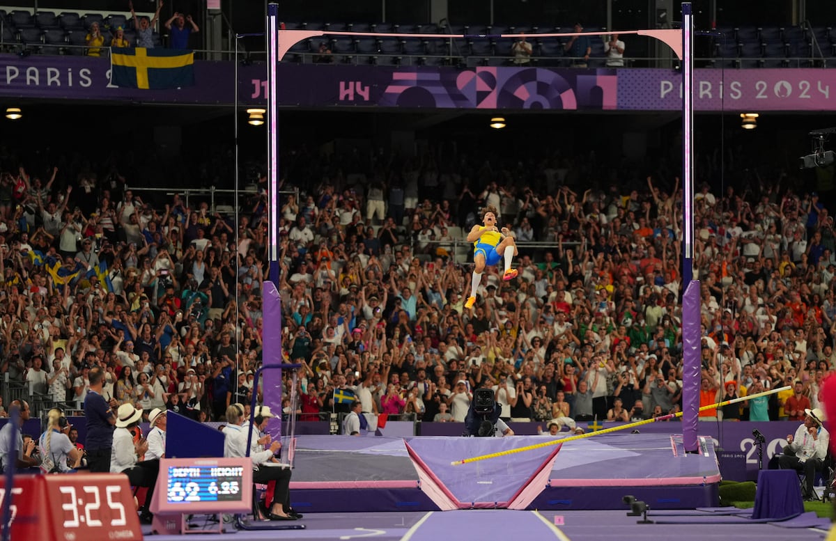 Mondo Duplantis, a UFO over the Stade de France, raises his pole vault world record to 6.25m, gold in Paris | Paris 2024 Olympic Games