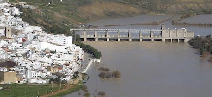 Central hidroeléctrica en el Guadalquivir, en Alcalá del Río (Sevilla). 