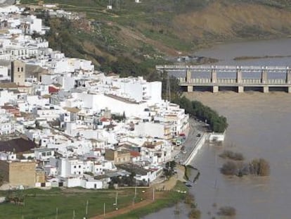 Central hidroeléctrica en el Guadalquivir, en Alcalá del Río (Sevilla). 