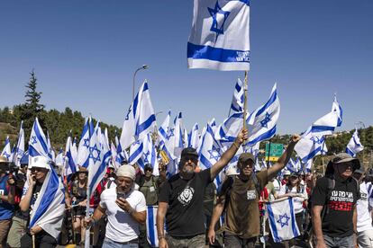La marcha hacia Jerusalén, a la altura de la localidad de Mevasseret Zion, este sábado. 