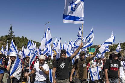 La marcha hacia Jerusalén, a la altura de la localidad de Mevasseret Zion, este sábado.