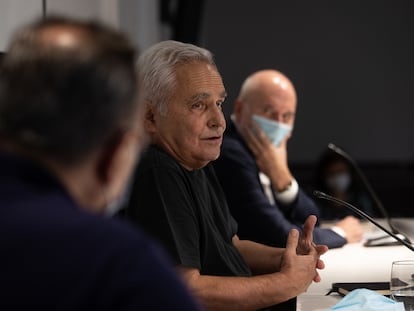 Juan Cruz en la presentación en Barcelona de su libro 'Ciudadano Polanco', entre Lluís Bassets, de espaldas y Màrius Carol.