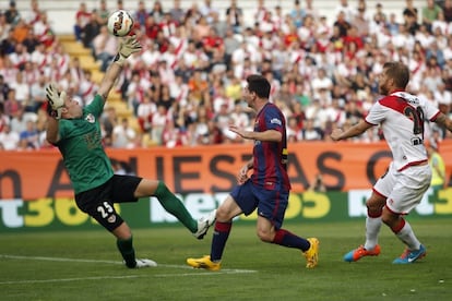 Messi supera a To&ntilde;o en el 1-0.