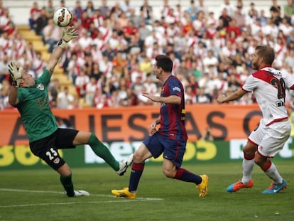 Messi supera Toño en l'1-0.