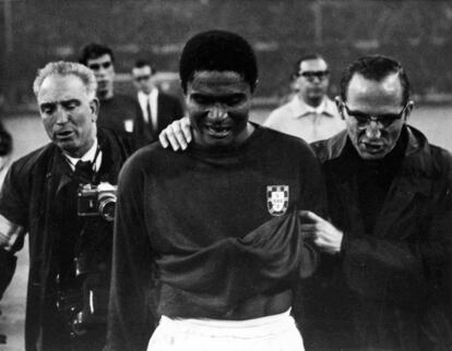 Eusébio llora tras caer derrotada Portugal ante Inglaterra 2-1 en la semifinal del Mundial de 1966