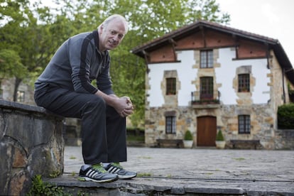 Arginzoniz, ante el caserío en Axpe (valle de Atxondo) que renovó y que desde 1989 aloja su restaurante asador Etxebarri.