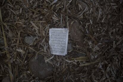 El ritmo de llegadas a Grecia se sitúa en unas 7.000 al día, más de 450.000 desde enero. En la imagen, restos de un Corán, el libro santo de los musulmanes, entre la arena de una playa de la isla griega de Lesbos.