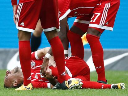Ribéry se duele de la rodilla durante el partido ante el Hertha.