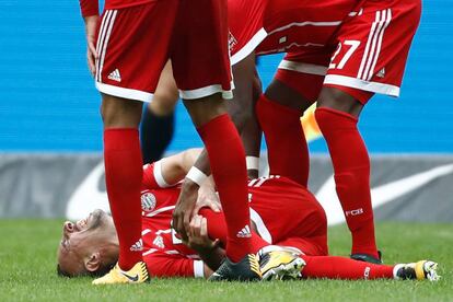 Ribéry se duele de la rodilla durante el partido ante el Hertha.