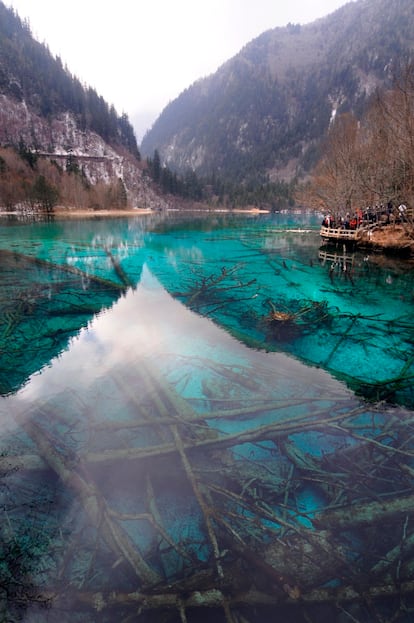 El lago de la flecha de bambú, uno de los lagos de colores que hacen la delicia de los visitantes.