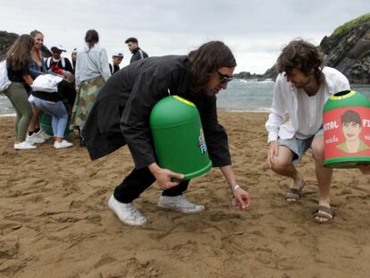 Gilbert Vierich y Sebastian Pringle, del grupo Crystal Fighters, este jueves limpiando la playa de Bermeo, Bizkaia.