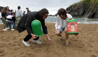 Gilbert Vierich y Sebastian Pringle, del grupo Crystal Fighters, este jueves limpiando la playa de Bermeo, Bizkaia.