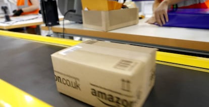 Una caja de Amazon en uno de sus centros logísticos.