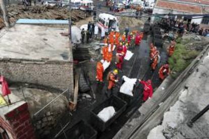 Equipos de rescate recuperan un cadaver en una mina de Baiyin, China, el pasado 25 de septiembre. EFE/Archivo