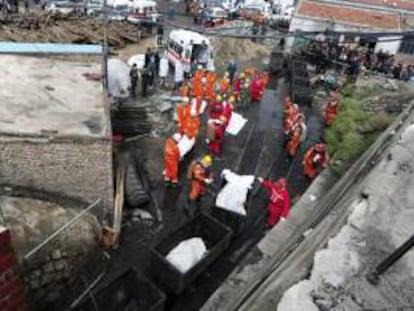 Equipos de rescate recuperan un cadaver en una mina de Baiyin, China, el pasado 25 de septiembre. EFE/Archivo