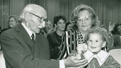 Reinhold Duschka y Lucia Heilman en la Ceremonia de Distinción de Reinhold Duschka como Justo entre las Naciones en 1991 en Viena.