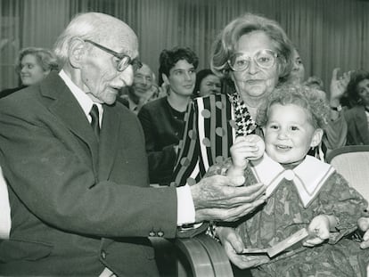 Reinhold Duschka y Lucia Heilman en la Ceremonia de Distinción de Reinhold Duschka como Justo entre las Naciones en 1991 en Viena.