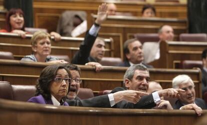 La bancada del PSOE con Rosa Aguilar, Ximo Puig, Julio Villarrubia y José María Barreda, durante la votación de los decretos.