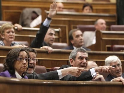 La bancada del PSOE con Rosa Aguilar, Ximo Puig, Julio Villarrubia y Jos&eacute; Mar&iacute;a Barreda, durante la votaci&oacute;n de los decretos.