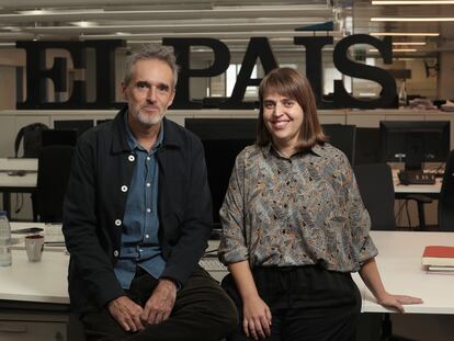 Borja Echevarría y Mari Luz Peinado, en la redacción de EL PAÍS.