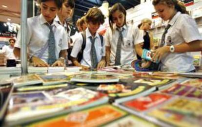 Todo indica que, mientras continúe llegando al corazón de los lectores, la literatura infantil sobrevivirá a la tecnología de hoy y de mañana. EFE/Archivo