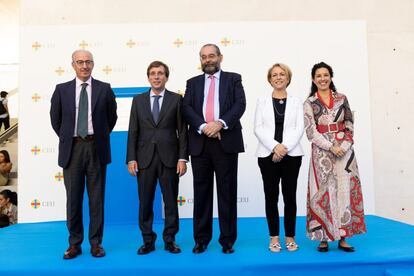 El alcalde de Madrid, José Luis Martínez-Almeida, ha inaugurado el nuevo edificio de la Facultad de Humanidades y Ciencias de la Comunicación de la Universidad CEU San Pablo, situado en el Campus de Moncloa. Un moderno y sostenible edificio con más de 14.000 m² que incorpora las últimas innovaciones arquitectónicas, tecnológicas y medioambientales y que disfrutarán este curso cerca de 1.250 alumnos y más de 100 profesores que imparten docencia en la facultad.