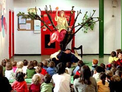 Una de las hadas de <i>Luces y sombras</i> actúa ante su atento público en la escuela infantil Casa de Niños de Getafe.