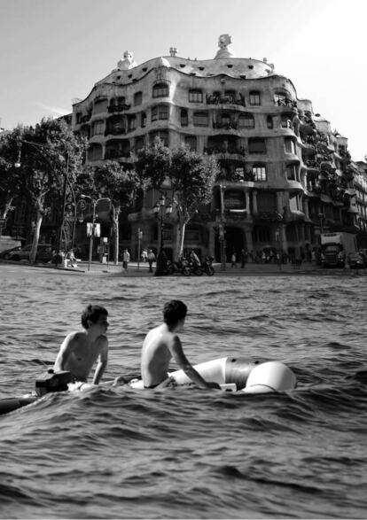 Las fotografías que se presentan en blanco y negro, pertenecen al libro de Lluís Bussé “Barcelona’s Multiverse”, que también recoge textos de diversos autores sobre la teoría del “multiverse”.