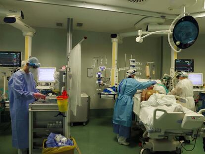 Varios sanitarios trabajan en la UCI de un hospital en Bérgamo, el pasado martes.