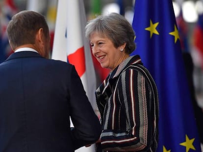 El presidente del Consejo Europeo, Donald Tusk, con la primera ministra británica, Theresa may, el 19 de octubre en Bruselas.