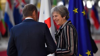 El presidente del Consejo Europeo, Donald Tusk, con la primera ministra británica, Theresa may, el 19 de octubre en Bruselas.