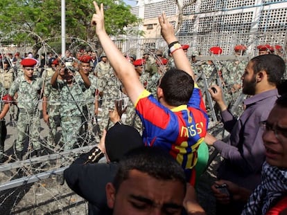 Varios j&oacute;venes se manifiestan contra la Junta Militar ante el Ministerio de Defensa de El Cairo.