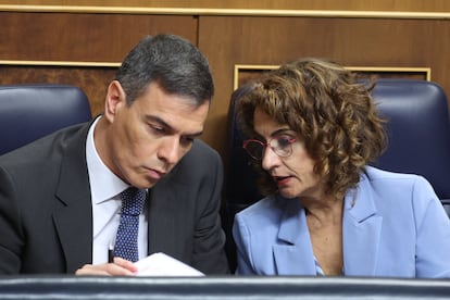 El presidente del Gobierno, Pedro Sánchez, y la vicepresidenta primera, María Jesús Montero, este miércoles en el Congreso.