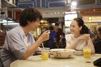 Takumi Saito y Jeanette Aw, en 'Una receta familiar'.