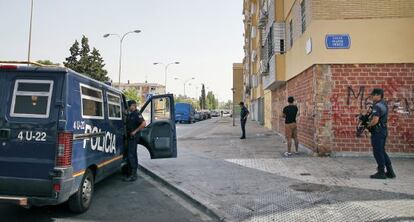 Agentes del dispositivo policial establecido tras el tiroteo en las Tres Mil Viviendas.