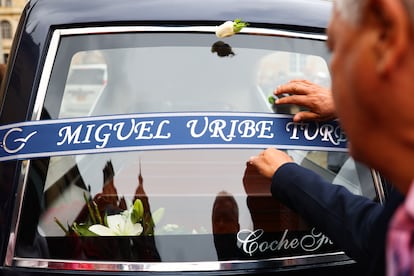 Simpatizantes de Miguel Uribe Turbay acompañaron la caravana fúnebre.
