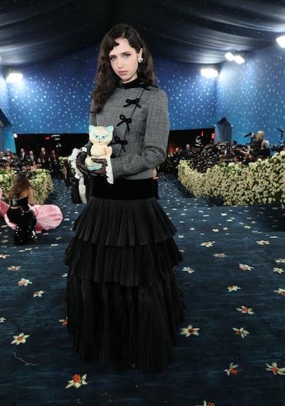 Şarkıcı Clairo, Valentino markalı bir çanta taşıyor.
