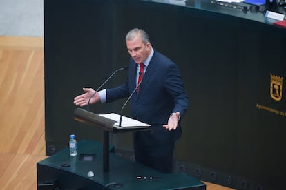 El portavoz de Vox en el Ayuntamiento de Madrid, Javier Ortega Smith, durante un pleno del Ayuntamiento de Madrid, en el Palacio de Cibeles, a 24 de junio de 2025, en Madrid (España).